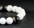 Bracelet_WhiteAgate_BlackBeads_Zoom_2